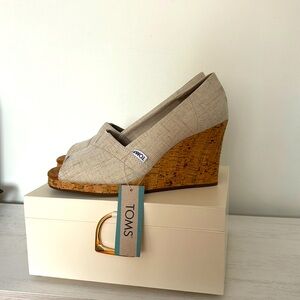 White/cream Tom’s wedges sandals size 7.5
